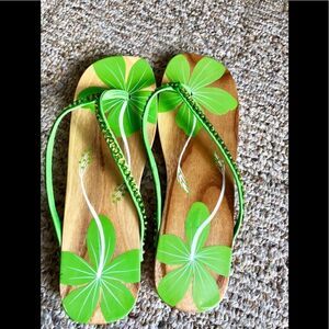 Cute wooden flip flaps by Zodax size 8/9